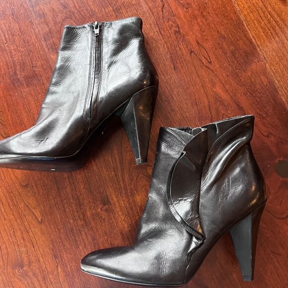 Mark by Marc Jacobs Black Leather ruffle Heeled Bootie- Size 40 (US 9) - Picture 2 of 9